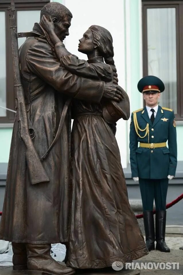 Памятник прощание. Памятник прощание славянки. Скульптура прощание славянки на белорусском вокзале. Прощание славянки на белорусском вокзале. Памятник прощание славянки на белорусском вокзале в Москве.