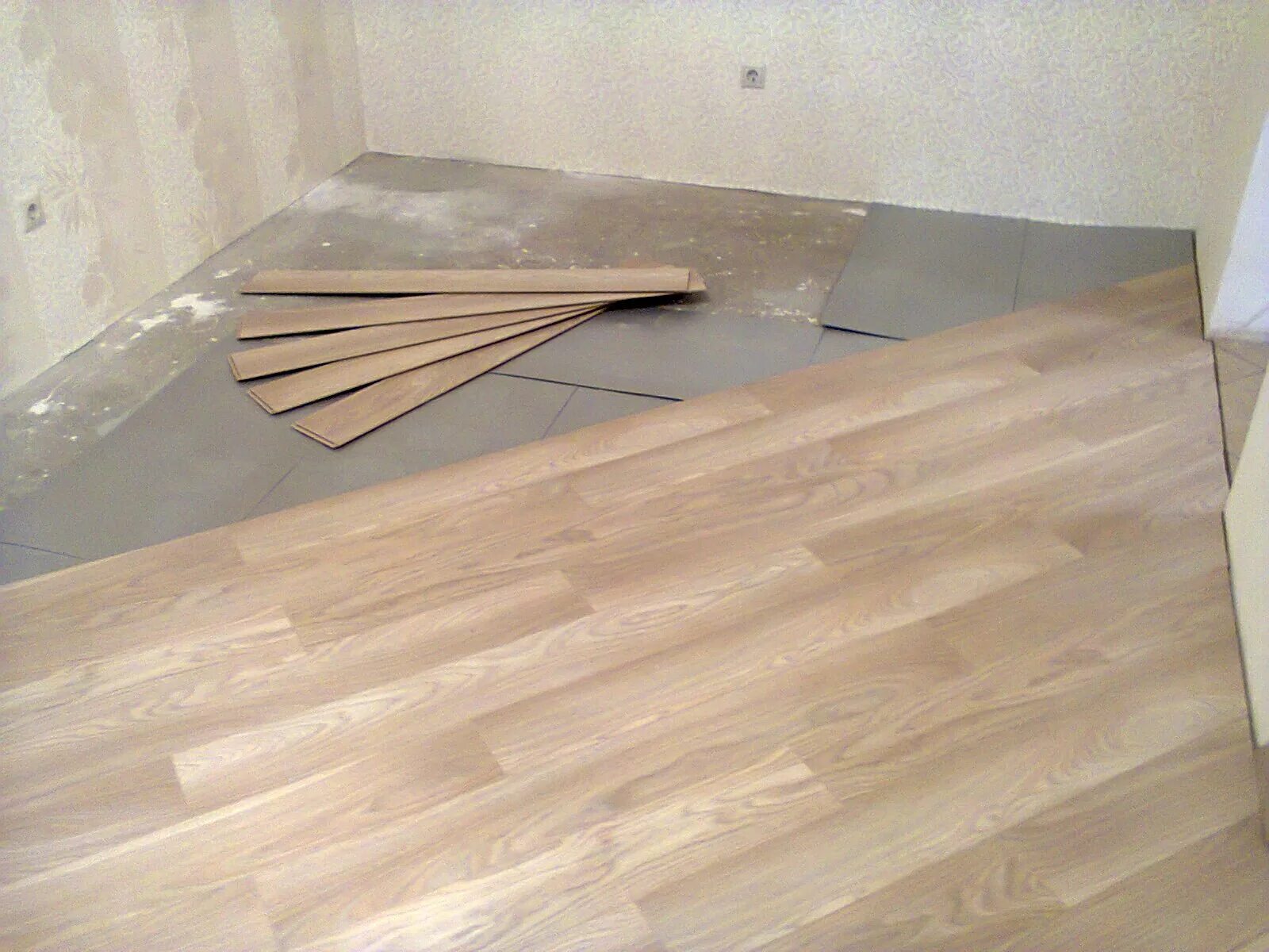 Укладка ламината по диагонали. Диагональная укладка ламината. Линолеум поверх плитки. Прямо на пол. Прямо на пол.