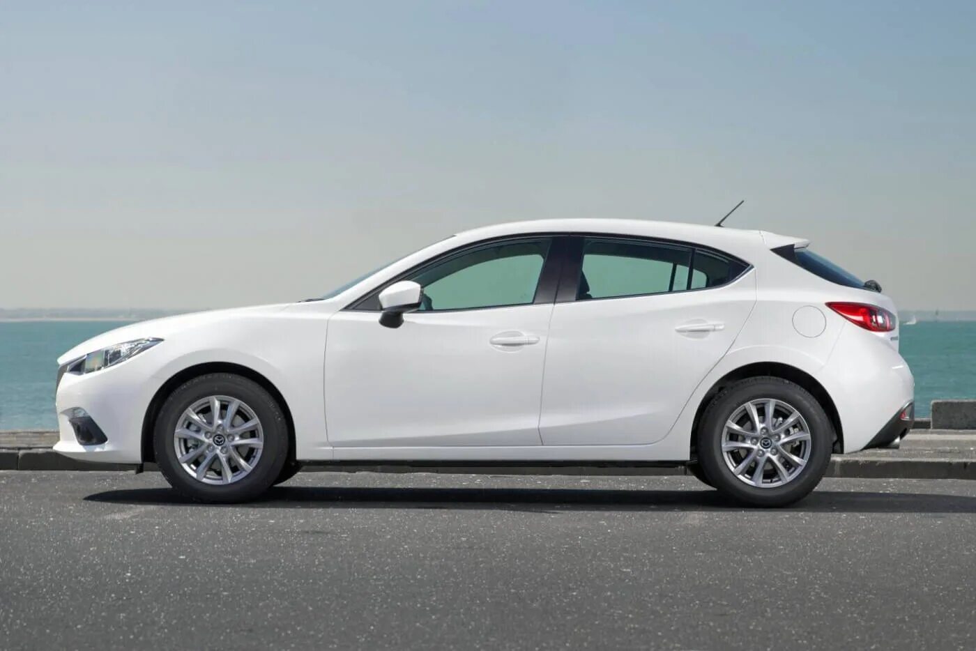 Mazda 3 2015 Hatchback. Мазда 3 хэтчбек 2015. Мазда 3 хэтчбек 2018 белая. Мазда 3 хэтчбек белая. 3 июня 2015