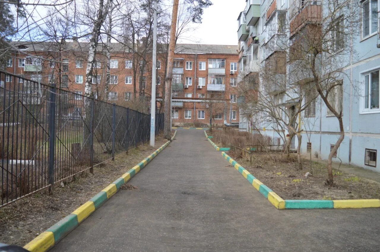 Половину убран двор от веток. Дворовая территорию подметают. Снег сугробы. Как убирают снег в москве. Дети убирают территорию.