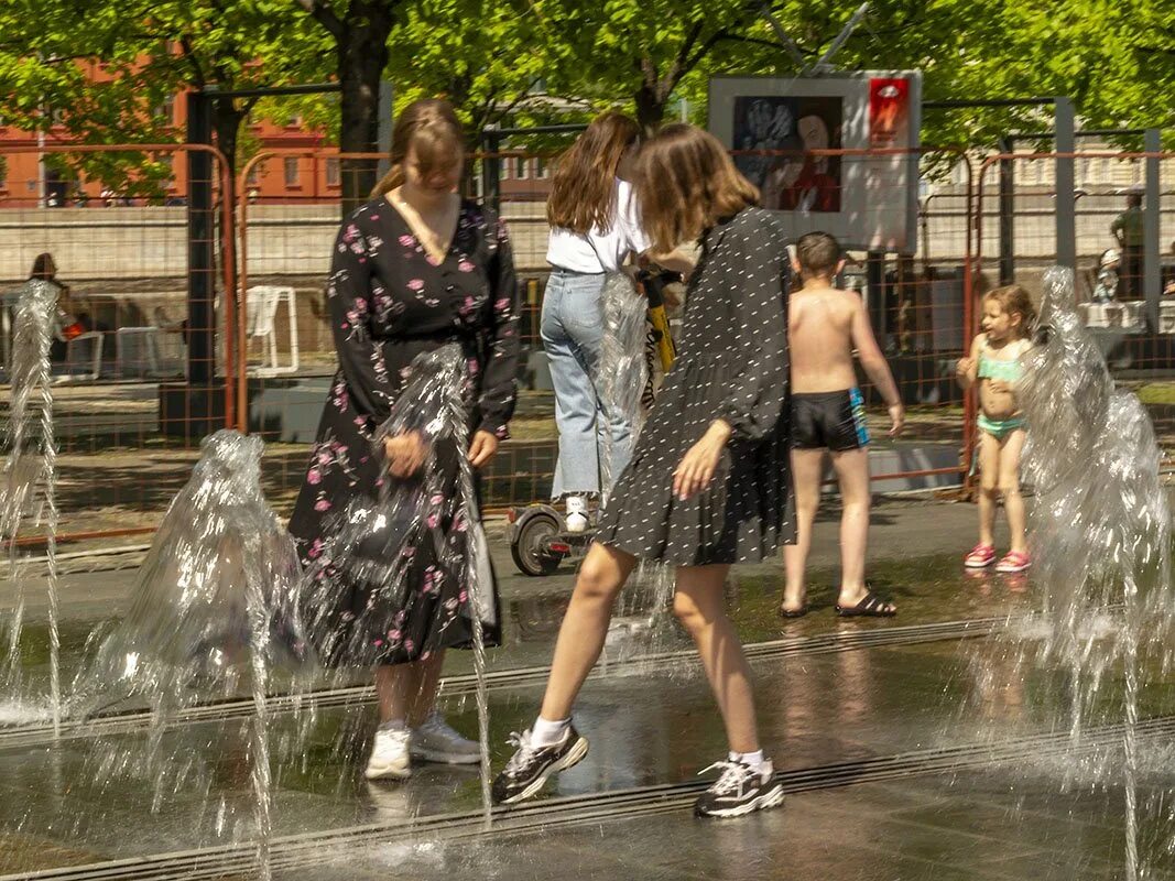 Я эту девочку в фонтане искупаю