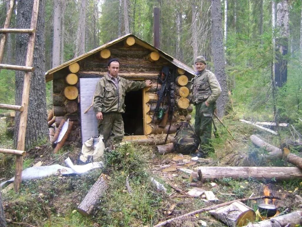 Назад в тайгу. Избушка зимовье землянка охотника. Охотничья изба землянка. Домик для охоты. Охотничья избушка.