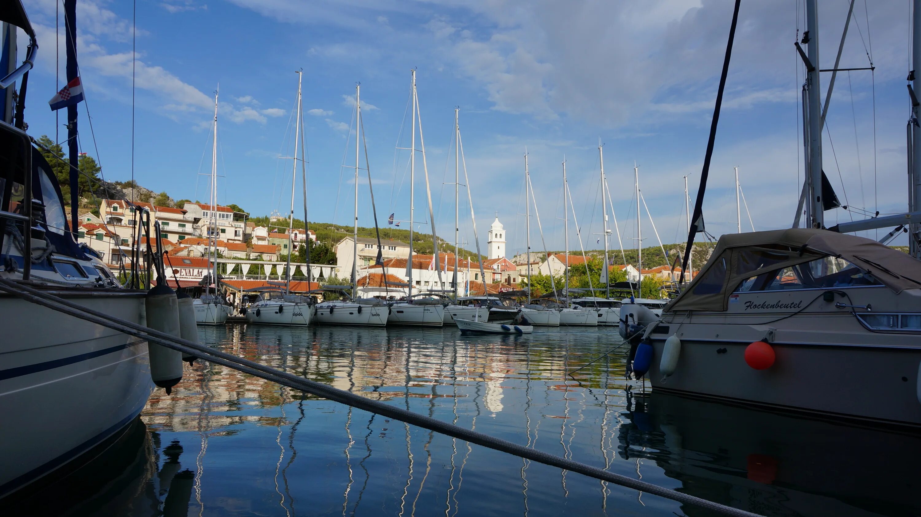 Курсы шкипера в турции. Фон морские приключения. Новый год в турции 2023 вечерний круиз на яхте с концертом. Корабль с синими парусами. Регата на сейшелах маршрут.