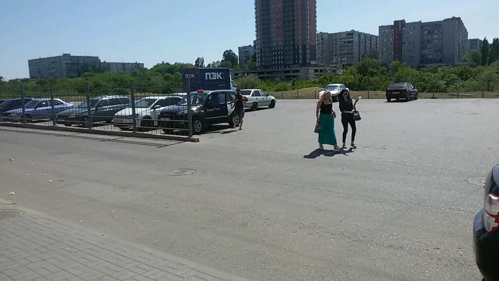 Парковка тц панорама. Парковка бц. Волгоград стоянка для грузовиков и гостиница по 3 продольной. Улица михаила балонина 11. Парковка стадиона волгоград.