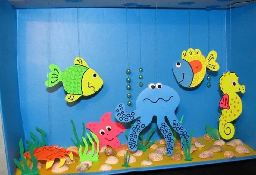 Подводный мир детского сада. Поделка аквариум. Поделка аквариум с рыбками. Поделка подводный мир из бумаги. Поделки с детьми на тему морские обитатели.