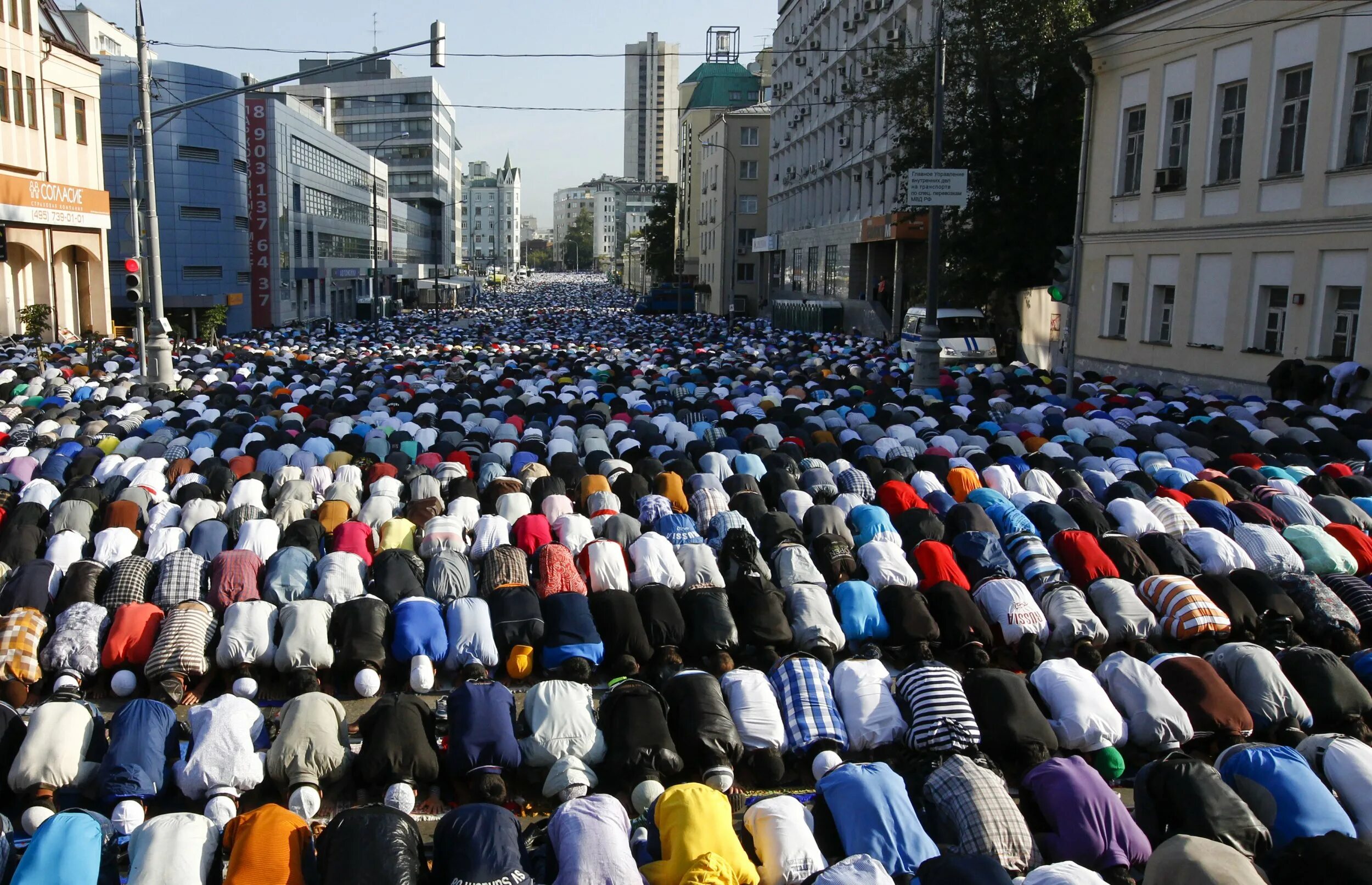 Что такое Ураза байрам у мусульман. Ураза байрам в Москве. Ночная молитва мусульман