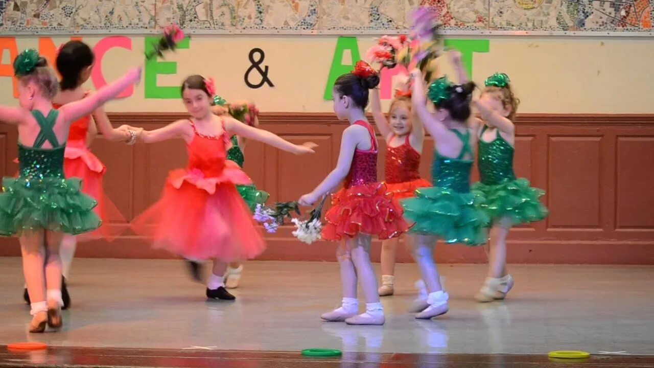 Цветочные танцы где. Танец цветы. Танец с цветами. Костюм цветка для танца. Цветы для танца в детском саду своими руками.