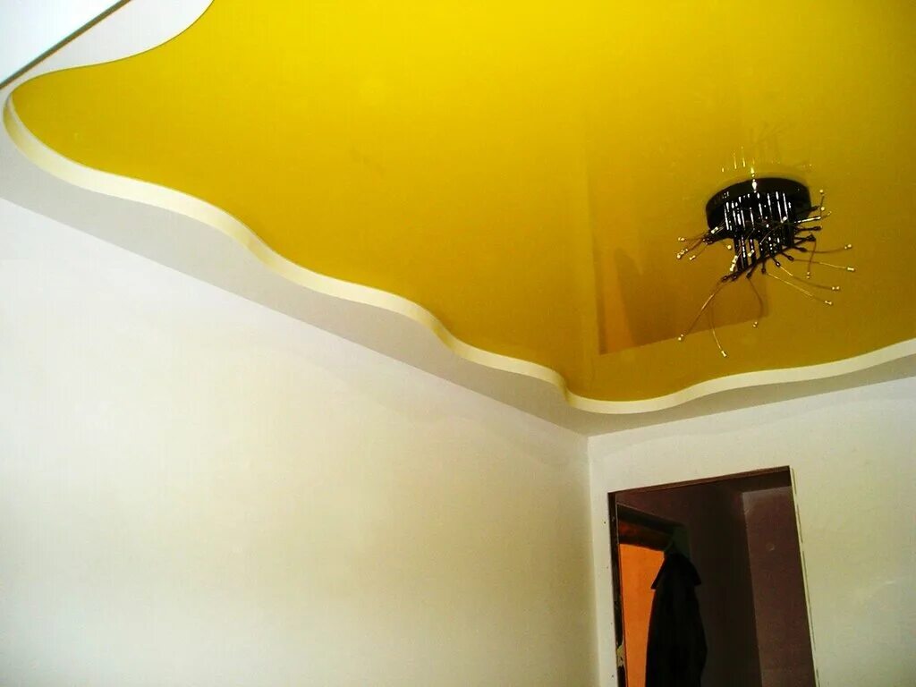 желтый глянцевый потолок. пожелтел натяжной потолок. матовый цветной потолок. резные потолки. натяжной потолок золотого цвета.