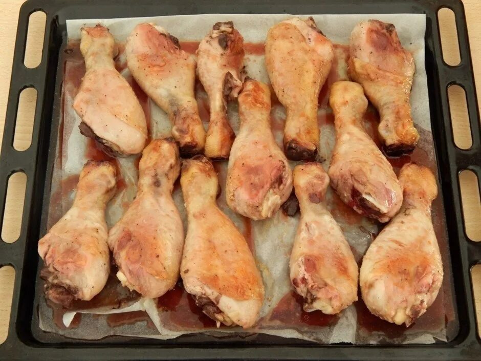 Сколько курица в духовке готовится при 180. Куриные ножки. Голень куриная. Куриные голени в духовке. Голень курицы в духовке.