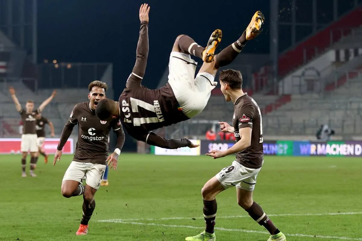 Немецкая бундеслига 2022-2023. Квартал санкт-паули в гамбурге. Футбол чемпионат германия 2023. Fc st pauli форма. Ст паул.