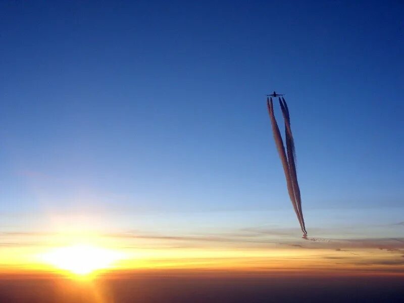 Темная полоса за самолетом. Полоса от самолета. Полосы на небе. След от самолета. Конденсационный след.