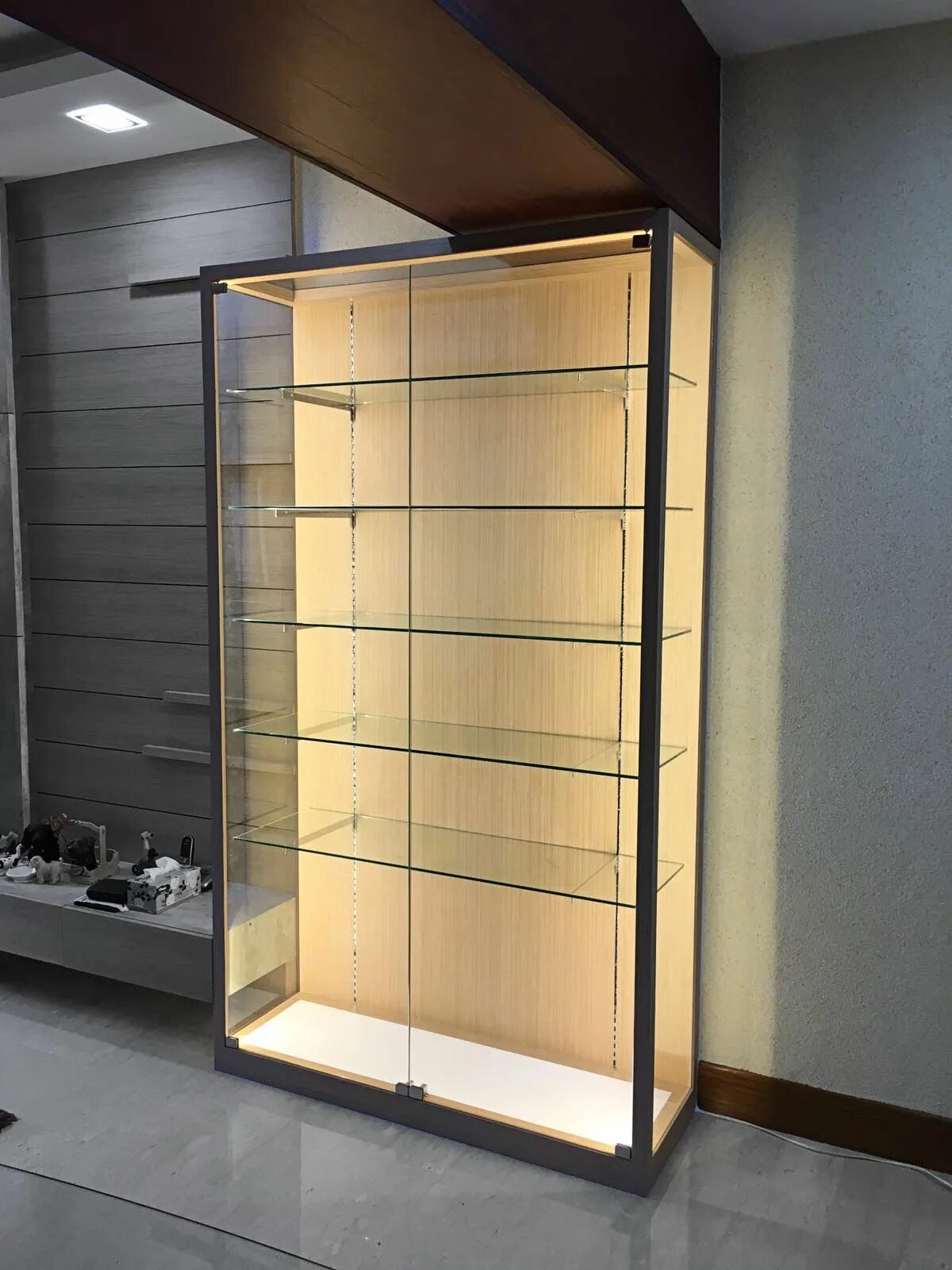 Стеклянный витринный. Витрины display Cabinet. Стеклянные витрины. Стеклянный стеллаж. Стеклянный стеллаж витрина.