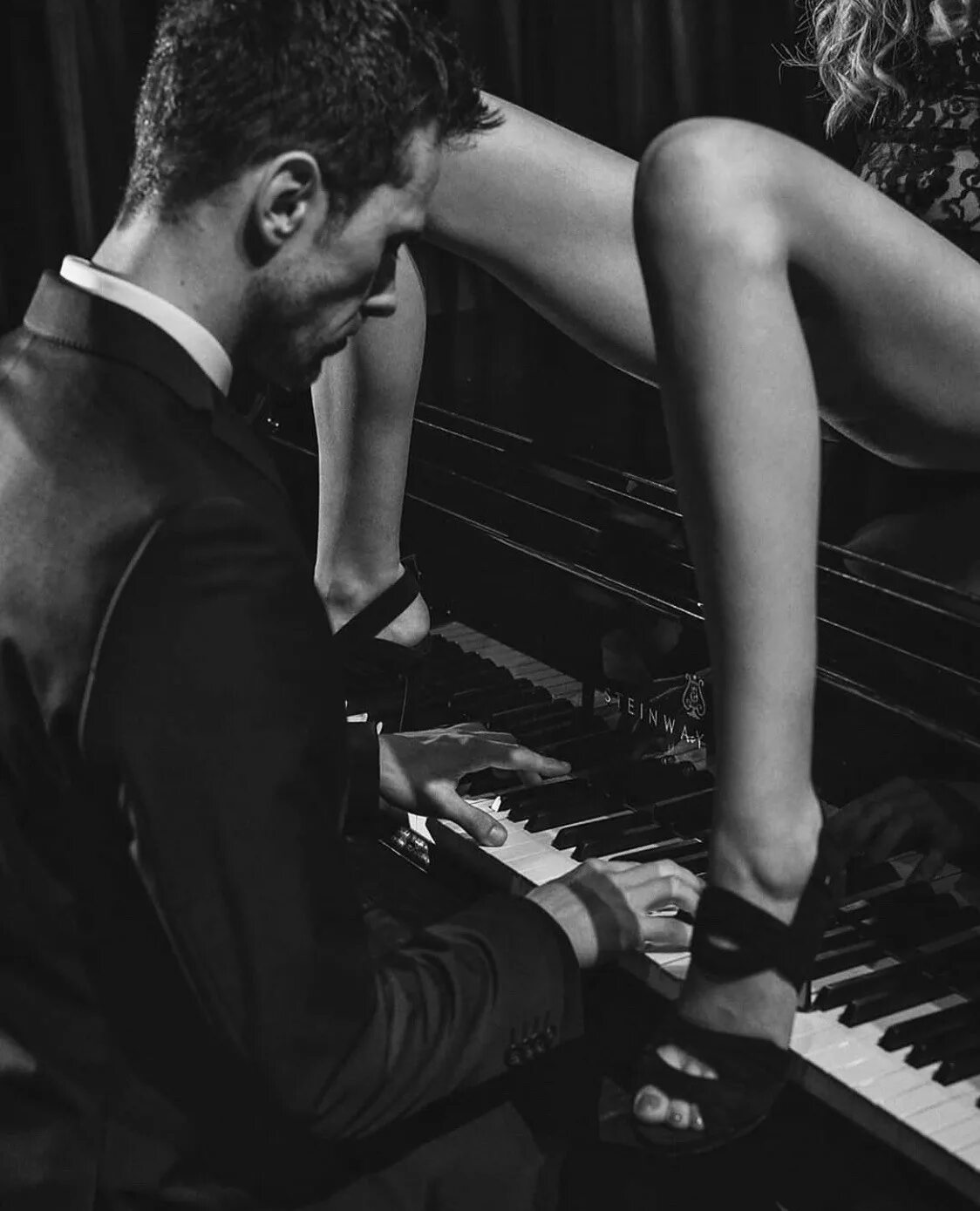 Женские ножки под столом. Женщины на высоких каблуках. Целовать женские ноги. У ног девушки рассказы. Мужчина целует ноги женщине.