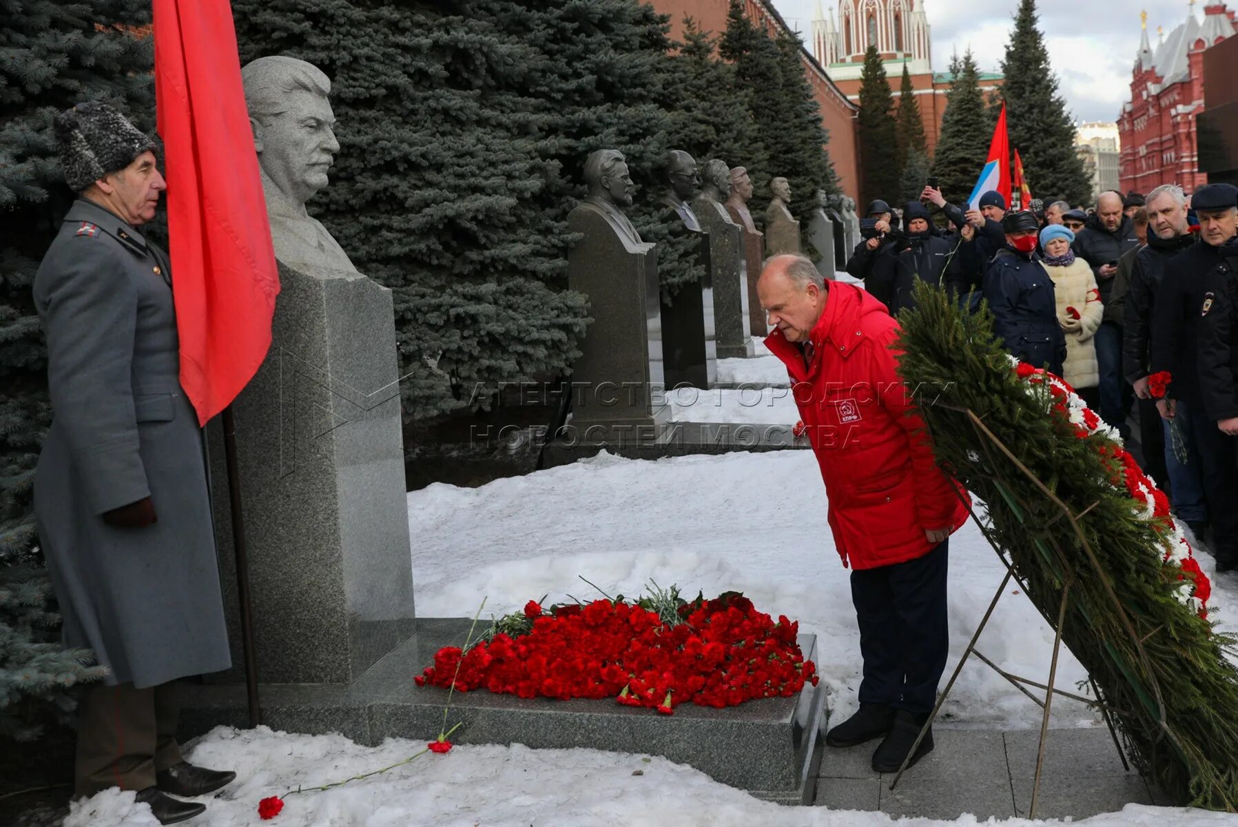 Фото могилы сталина у кремлевской стены сегодня Где захоронены правители СССР и России Охрана рыбов Дзен
