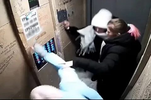 Маленькая девочка в лифте