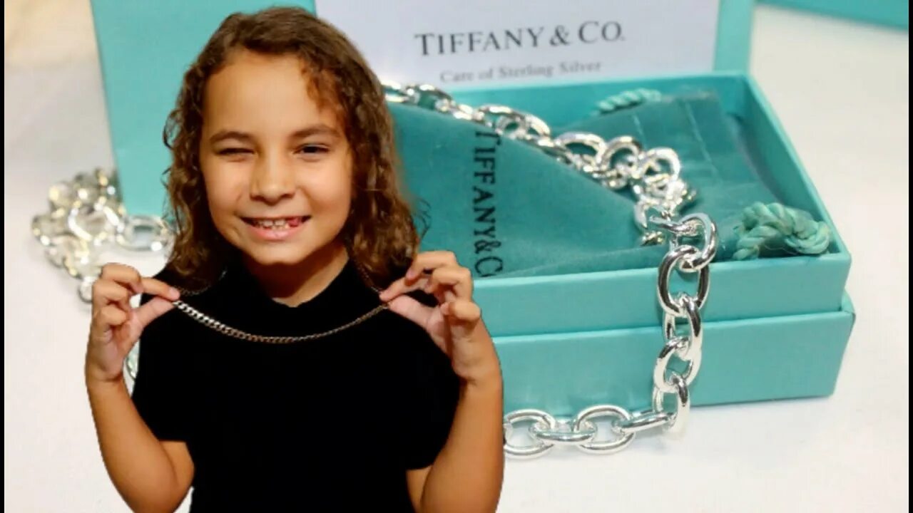 Крошка Тиффани. Женщины с украшениями Tiffany. Эта крошка хочет украшений Тиффани. Тиффани донат.