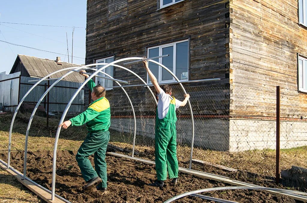 Крепление для теплицы. Теплицы. Сборка теплицы из поликарбоната. Теплица по уровень. Теплица из поликарбоната.