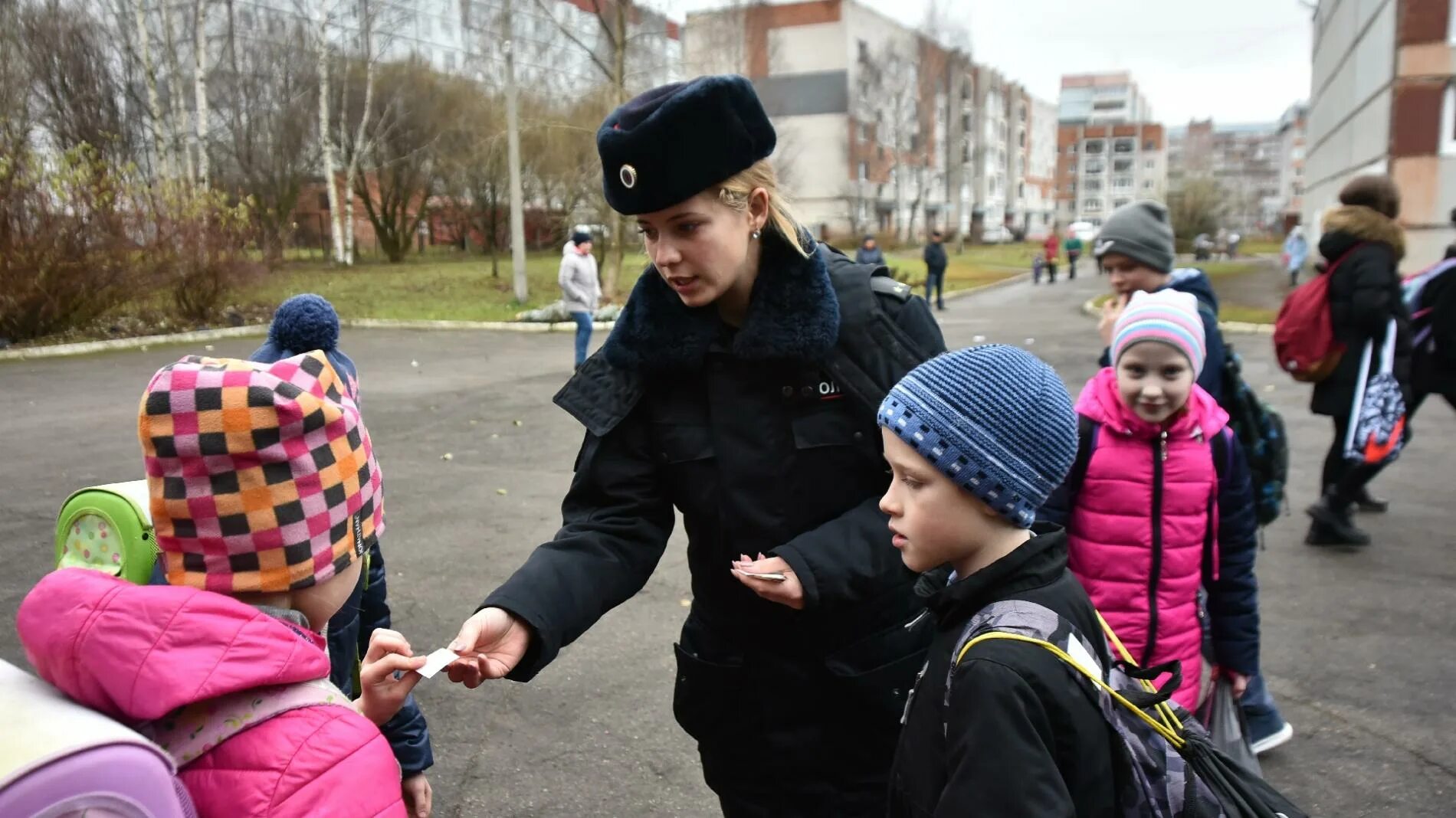 Мероприятия внимание дети в школе. Сотрудник ГИБДД И дети. Областная широкомасштабная акция внимание дети. ГИБДД Вологда детская безопасность. Патруль возле школы.