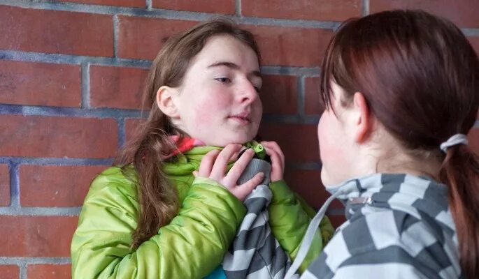 Девочка бьет мальчика по яичкам в школе. Покажи как девочки бьют девочку. Покажи как девочки бьют девочку. Маленький ребенок и взрослый. Покажи как девочки бьют девочку.