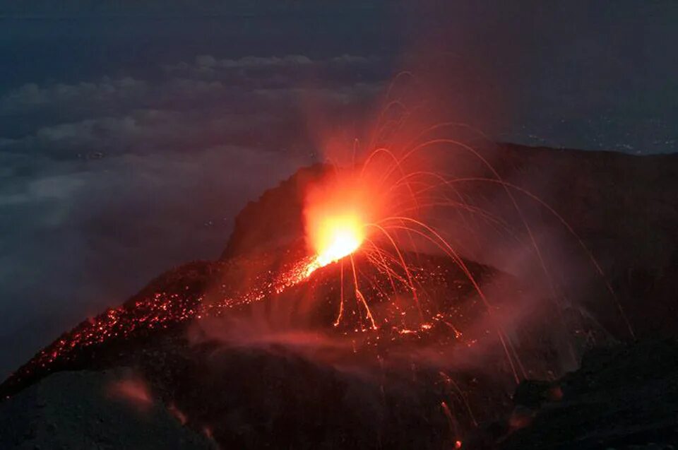 Вулкан семеру извержение. Вулкан семеру подъем. Вулканическая магма Камчатки. Извержение вулкана Мерапи 2023.