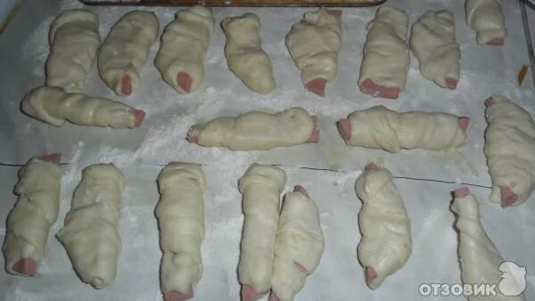 Колбаса в тесте. Колбаса в тесте из дрожжевого теста. Как сделать колбасу в тесте. Колбаски в тесте в духовке. Колбаса в тесте как красиво завернуть.