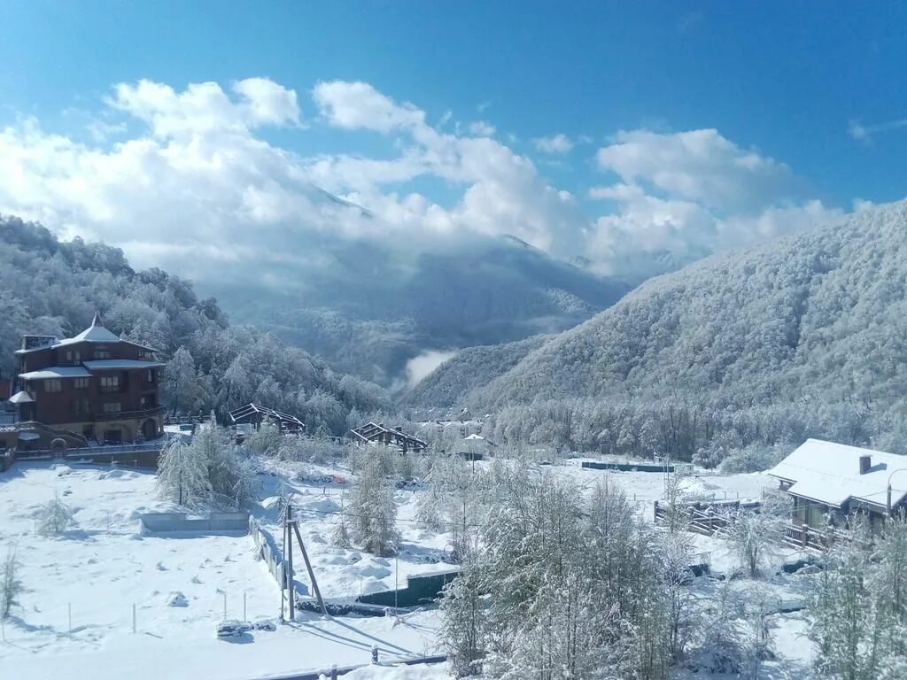 Горный воздух красная поляна. Горный хрусталь Сочи красная Поляна. Горный хрусталь отель красная Поляна. Горы посёлка красной Поляны. Поселок монастырь красная Поляна.