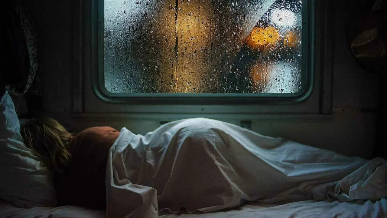 Девушка в поезде. Поезд. Поезд ночью. Люди спят в поезде.