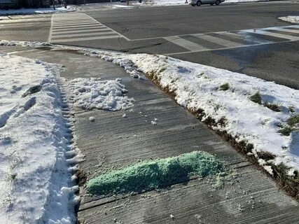 Чем посыпают тротуары