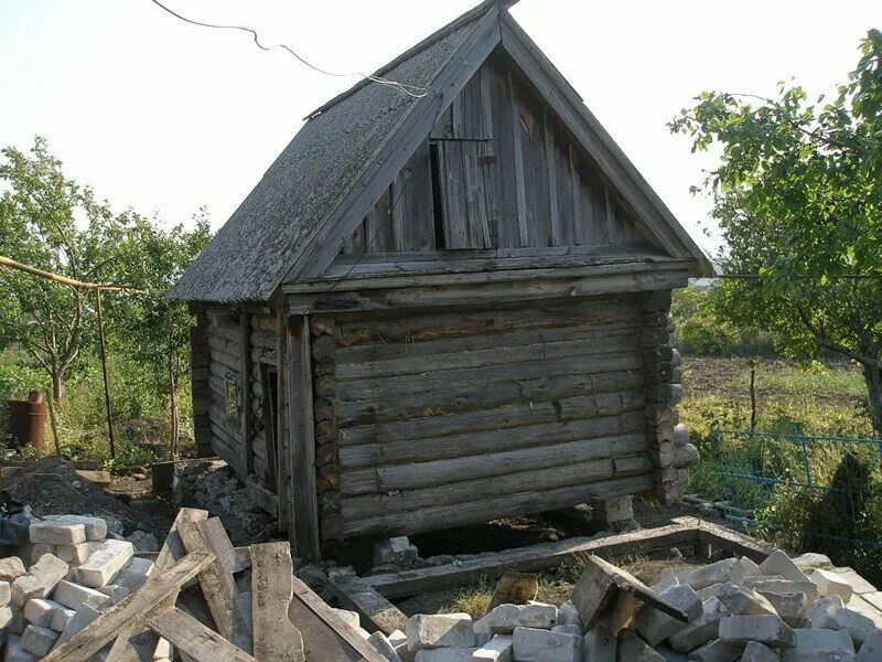 Купить старую баню. Старый сруб. Старый сруб бани. Дом сруб старый. Старая бревенчатая баня.