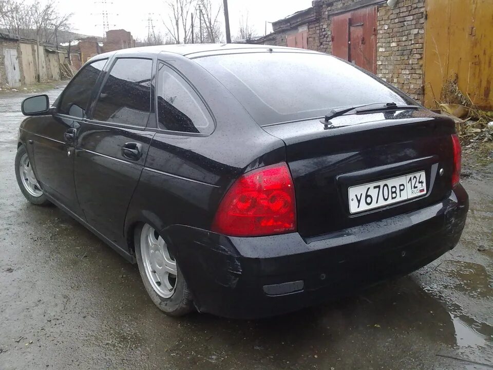 Приора хэтчбек зад. Стандартная посадка приора. приора хэтчбек на посадке. желобок приора хэтчбек.