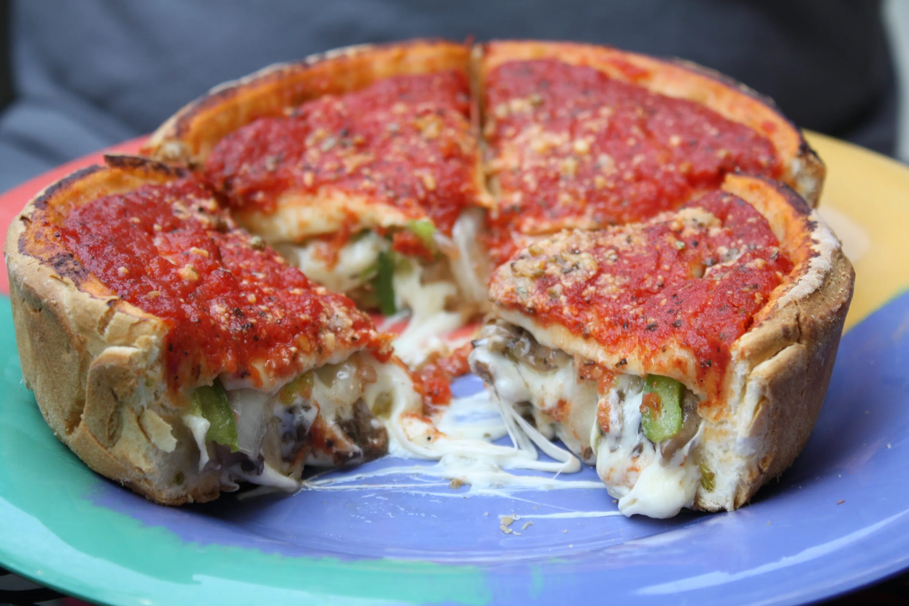 Deep pizza. Чикаго стайл пицца. Пицца deep dish. Пицца deep dish. Чикаго дип диш.