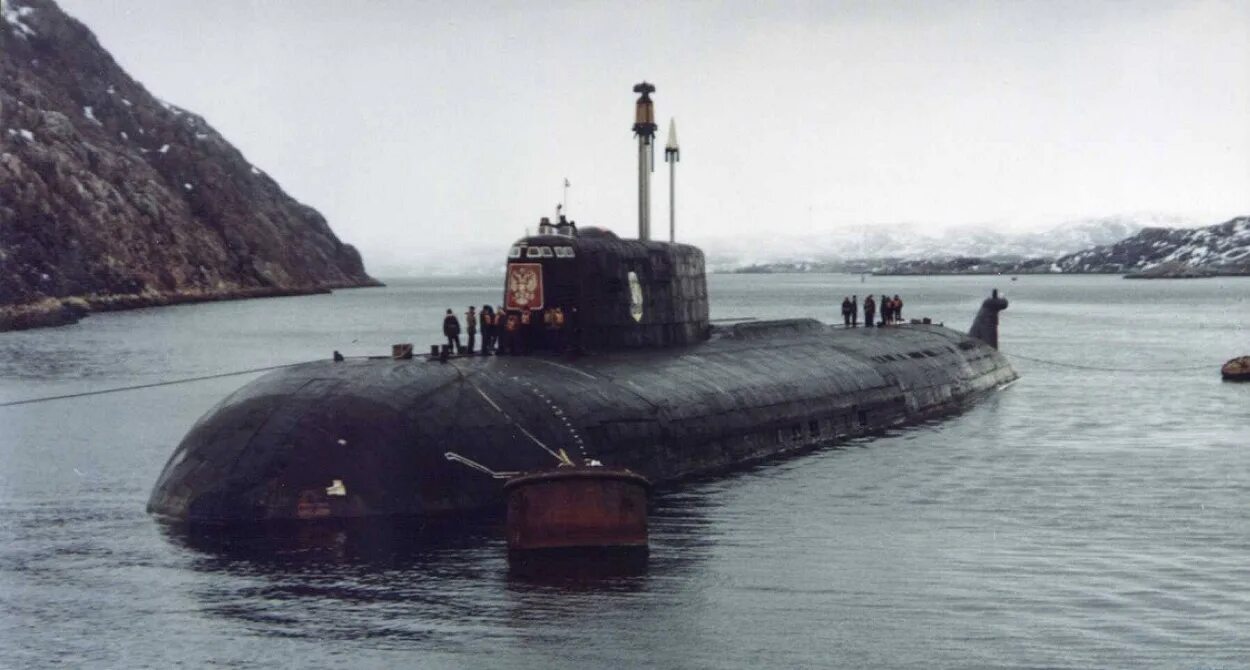 Подводная лодка к-141 «Курск». Курск 141 атомная подводная лодка. Курск 2000 подводная лодка. АПЛ Курск 2000. Подводная лодка сколько погибло