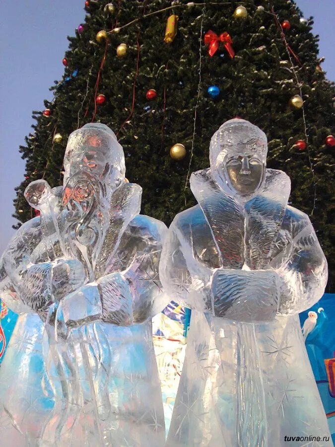 фигуры дед мороз из льда. томск ледовый городок. ледяной дед мороз. байкальский дед мороз резиденция. ледяной скульптуры деда мороза и снегурочки.