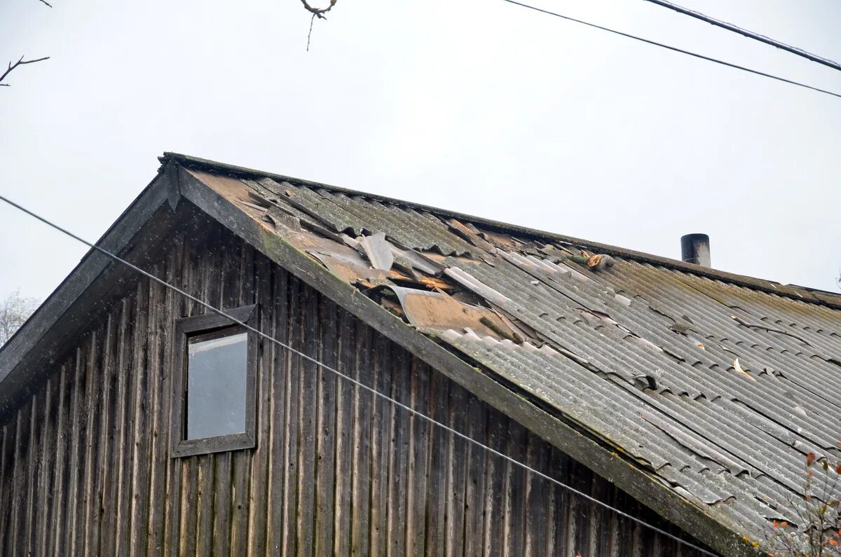 Дома сломанный крышей. Разрушенная крыша. Разрушение кровли. Крыша кровли разваленный. Сломанная крыша.