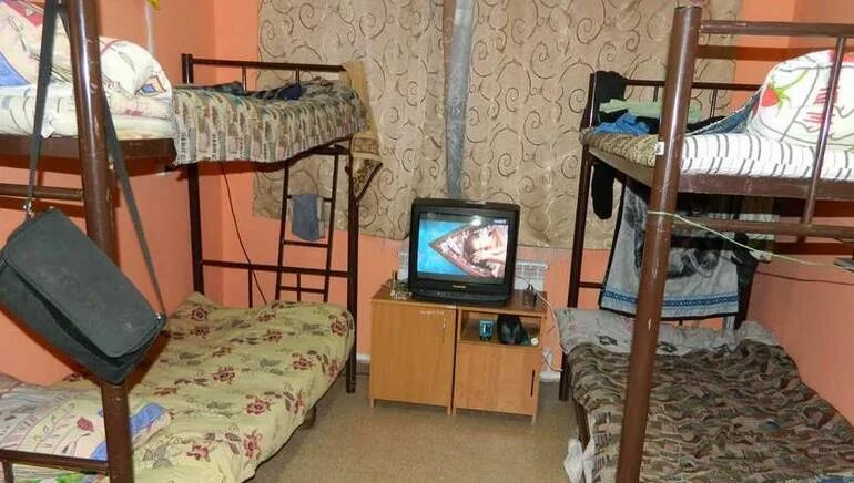 Вахта общежитие работа. Вахтовый городок красная поляна. Комната на вахте. Общежитие в москве для вахтовиков. Рабочая общага.