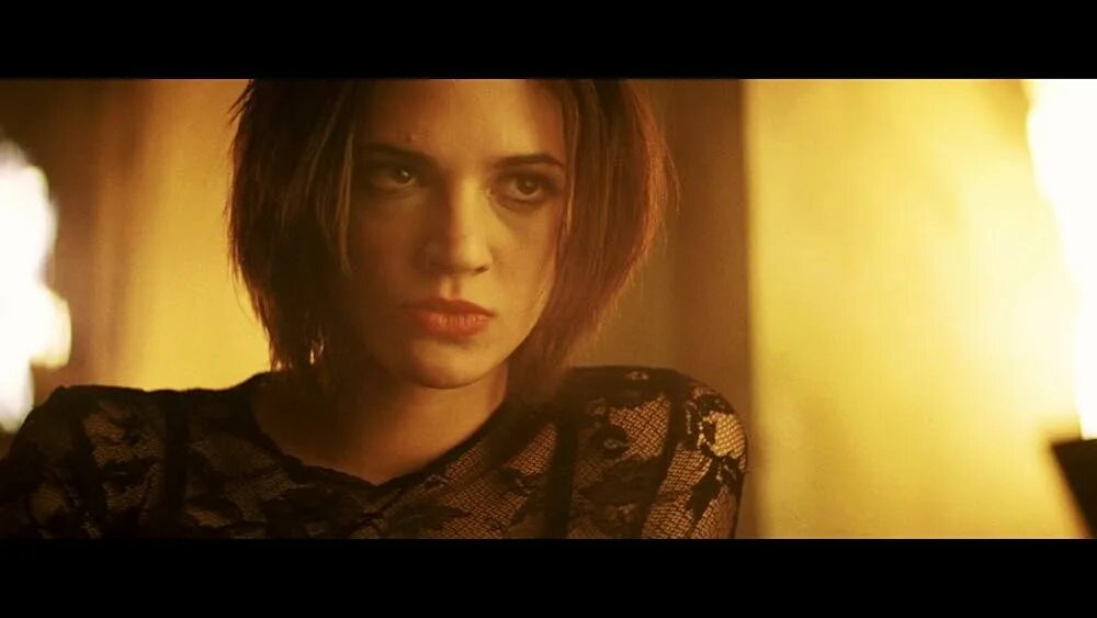 Азия Ардженто В Коротком Платье – Три Икса (2002)