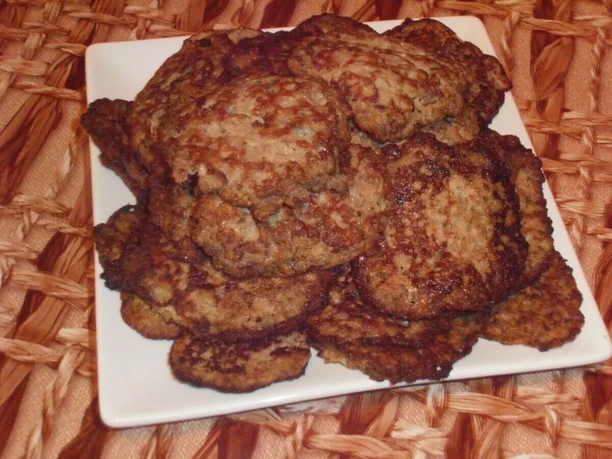 Рецепт пышных котлет из печени. Печеночники из куриной печени с манкой. котлеты из куриной печени. пышные печеночные котлеты. пышные печеночные оладьи.