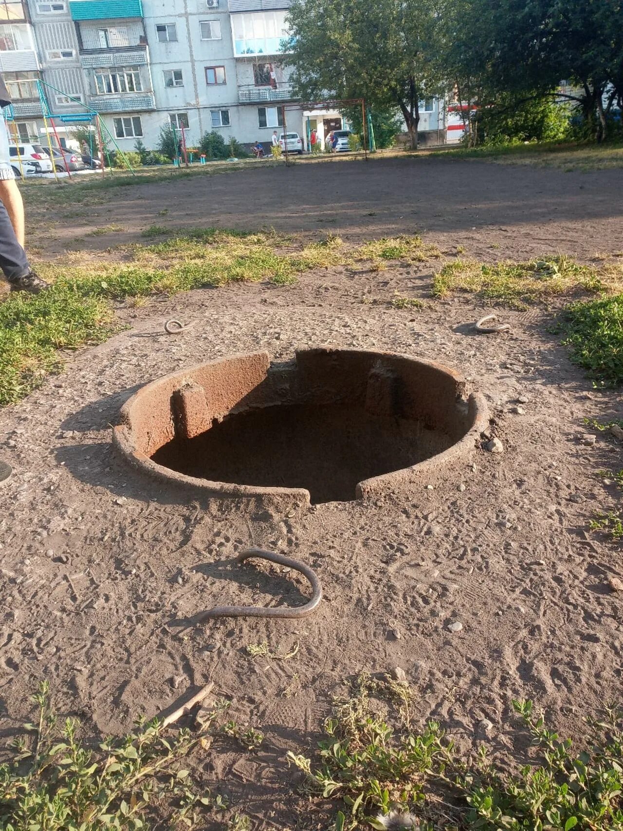 Под открытым люком