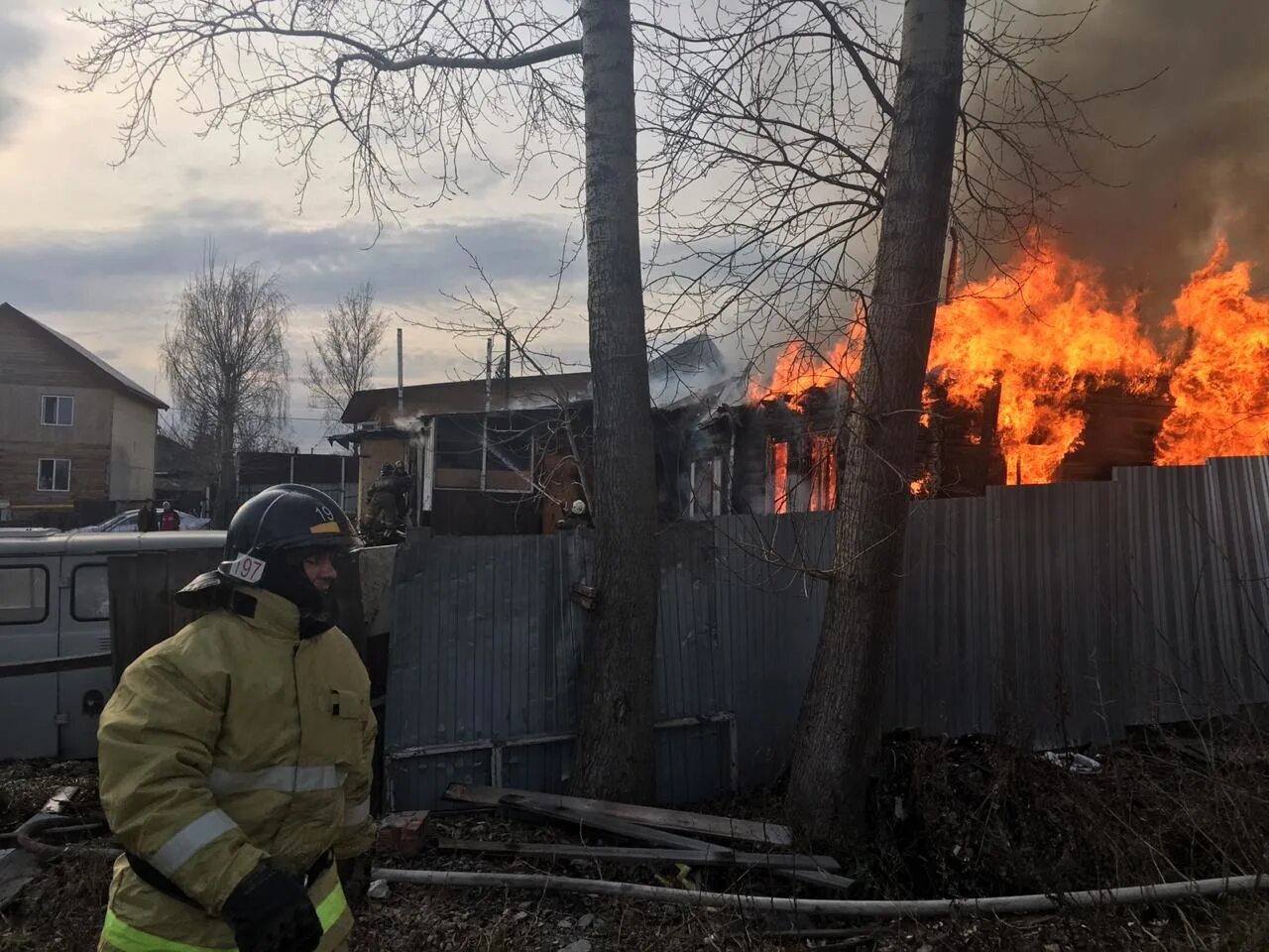 Пожар в Новосибирске в Дзержинском районе. Сгоревший дом. Пожар в Чулыме Новосибирской. Пожар в частном доме.