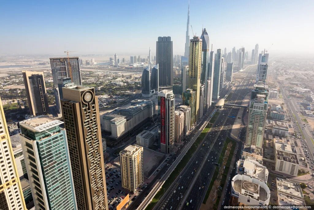 Дубай небоскребы. Небоскребы Дубая. Дубай с высоты. Высотные здания в Дубае. Развитый город небоскребы.