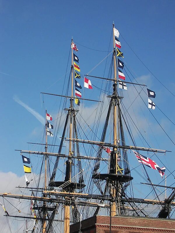 Имя адмирала нельсона 7 букв. Фрегат лорда Нельсона. Корабль капитана Нельсона. Флаги HMS Victory. Трафальгар корабль.