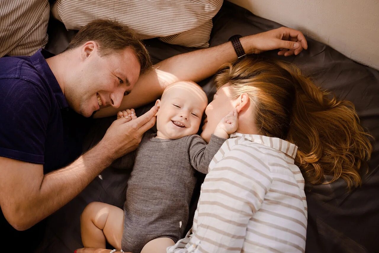 Bi family. Семейная домашняя съемка малыша. Семейный лайфстайл. Съемка лайфстайл домашняя. Семейная лайфстайл съемка.