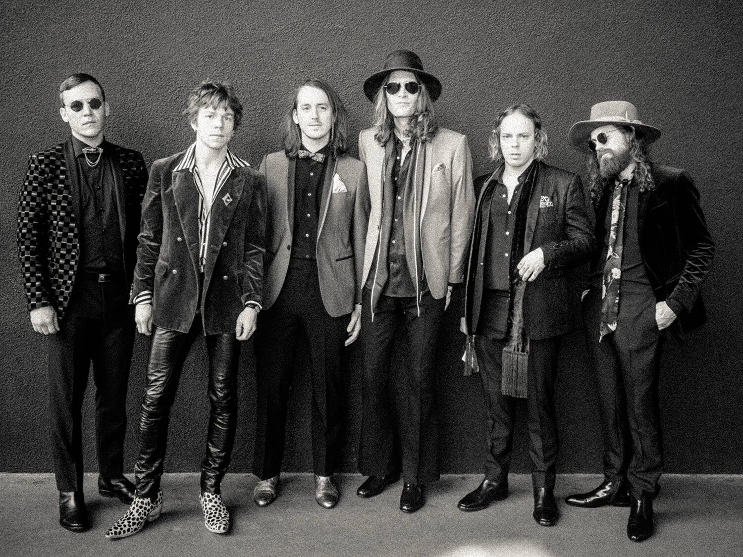 Cage the elephant перевод. Cage the Elephant. Группа Cage the Elephant. Cage the Elephant 2023. Брэд Шульц Cage the Elephant.