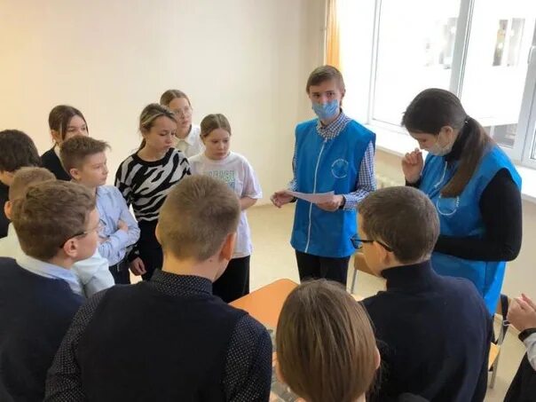 Полицейский дед мороз в школе картинки. Детдом великие луки. Детдом великие луки. Школа приемных родителей. Детдом великие луки.