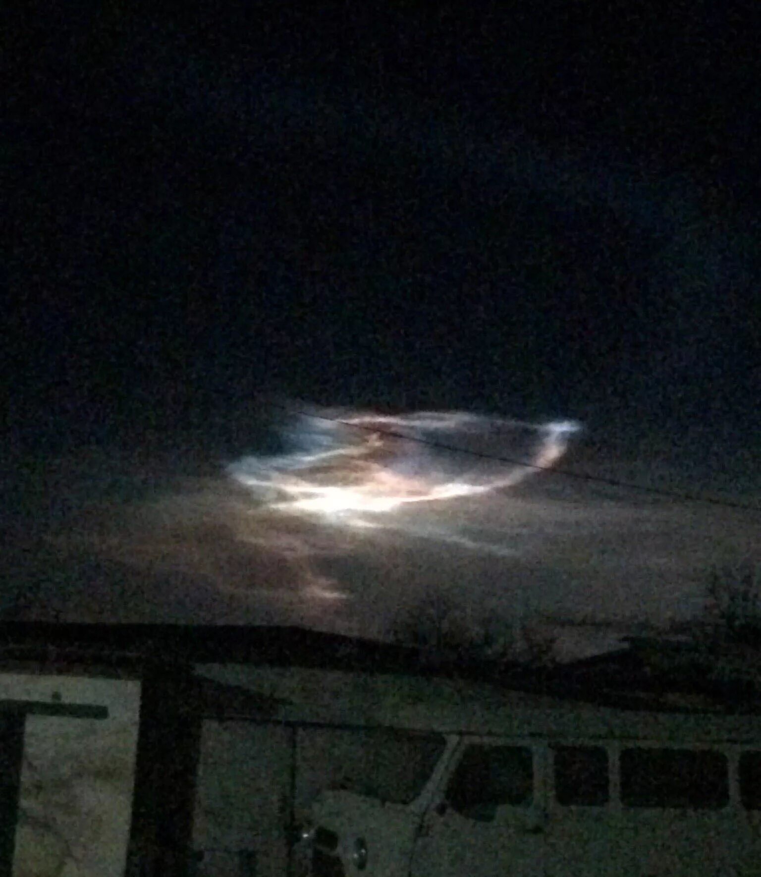 062020. ракета в небе. гало световые столбы. что за свечение в небе было сегодня. странное свечение в небе.