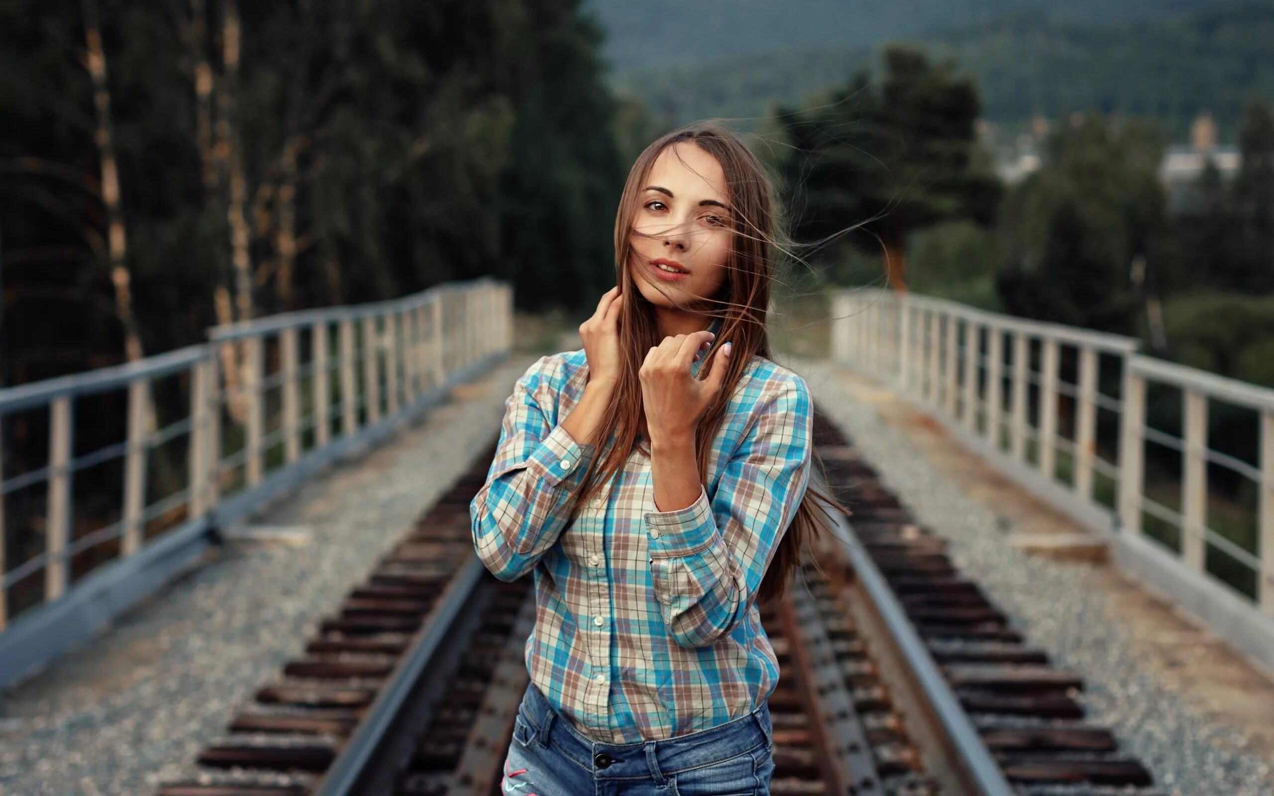 Женщины на железной дороге. Фотосессия на железной дороге. Женщина на рельсах. Девушка на железной дороге.