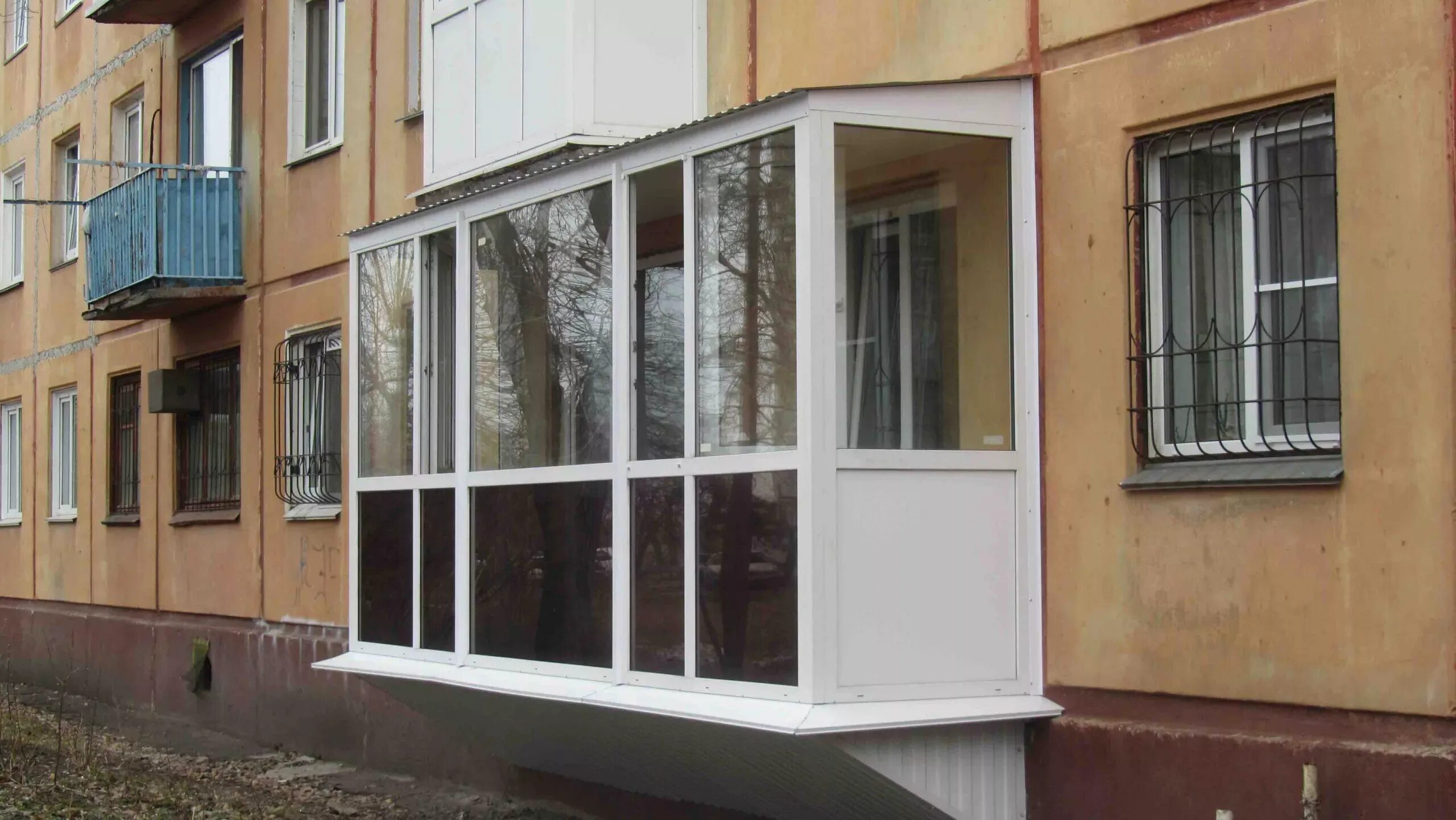Пристройка балкона. Навесной балкон. Подвесной балкон. Пристройка балкона на первом этаже. Пристройка балкона.