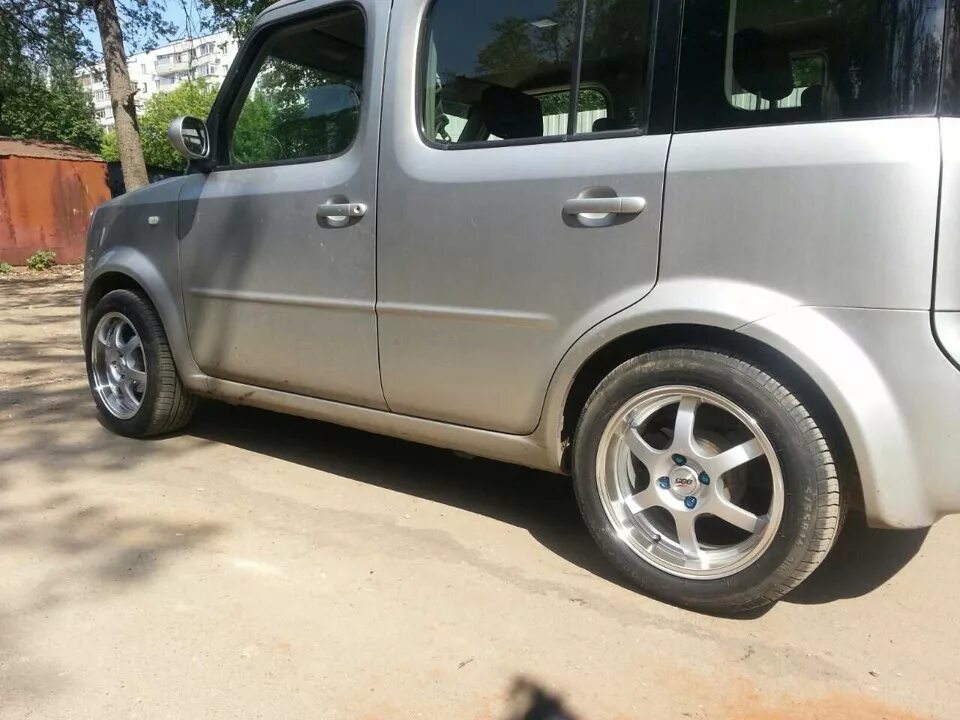 Nissan cube 16 диски. Nissan cube r15. Оригинальные колеса ниссан куб. Ниссан куб z10 на литье. Ниссан куб на дисках от сандеро.