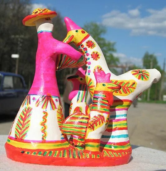Музей филимоновской игрушки тула. Филимоновская игрушка кавалер. Филимоновская игрушка музей в одоеве. Технология росписи филимоновской игрушки. Филимоновская свистулька петушок.