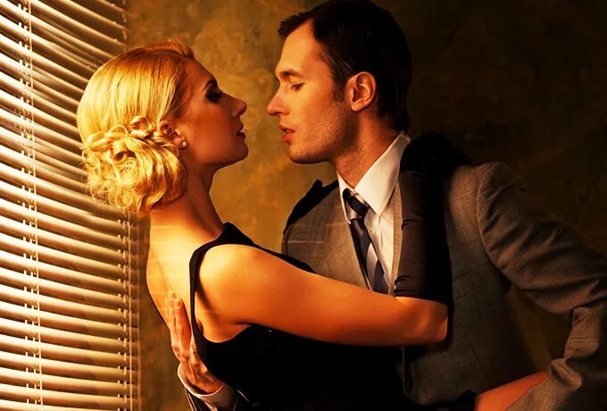 соблазнение девушек. успешное замужество. замуж за богатого. мужчина с розой. возлюбленные фото.